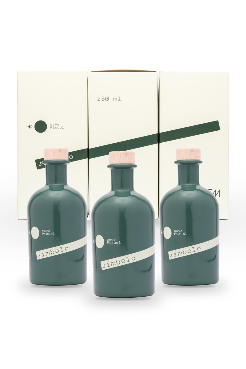 Pack 3: tres botellas de aceite de oliva virgen extra Símbolo delante de sus cajas