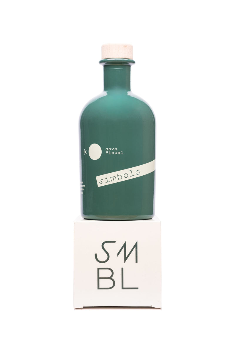 Botella de aceite de oliva virgen extra sobre su caja de regalo