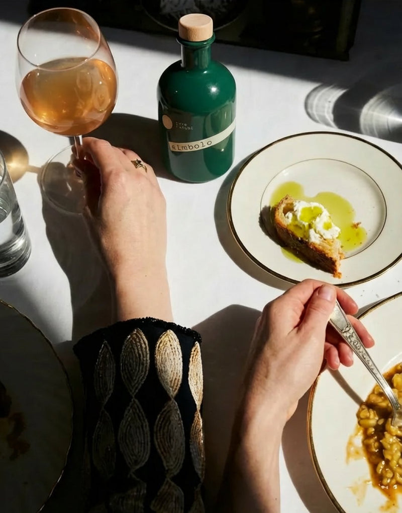 Mesa con una tostada con aceite y la botella Símbolo